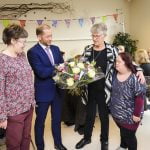 Maandag Soepdag Mevr. de Jong krijgt bloemen, Gemeente Papendrecht