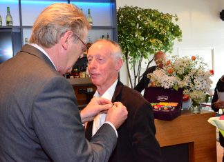 Kinderen boetseren beeldjes voor prijswinnaars sportverkiezing Alblasserdam