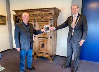 Burgermeester Wouter Kolff neemt boek als ik dat had geweten in ontvangst van Jaap de Vlieger