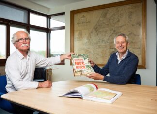 Dijkgraaf Jan Bonjer van waterschap Hollandse Delta neemt eerste exemplaar van de ‘Historische Atlas van de Biesbosch’ in ontvangst