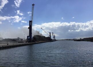 Brand in schroothoop Dordrecht zorgt voor stankoverlast