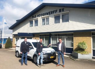 Auto Indumij levert de eerste nieuwe Renault Express van Nederland aan Aannemingsbedrijf P. & G. Hooghwerff B.V in Strijen