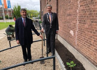 Dordrecht en Varna vieren 20-jarige stedenband met rozen