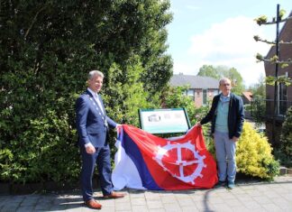 Burgemeester Dirk Heijkoop bezocht woensdag 12 mei de herdenkingsborden die geplaatst zijn door de Stichting 75 jaar vrijheid Hardinxveld-Giessendam.