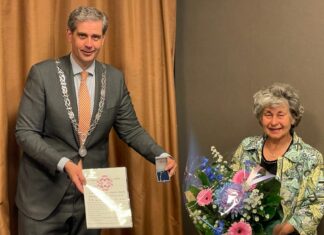 Overhandiging Johan de Witt-speld door burgemeester Wouter Kolff aan mevrouw M.M. Gruiters – Walhain in Dordrecht