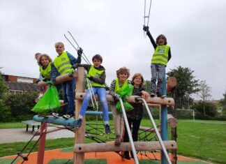 Wethouder Jacqueline van Dongen steekt haar handen uit de mouwen bij Kindcentrum de Impuls in Zwijndrecht