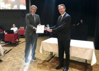 Peter Verheij ontvangt Drechtsteden Dukaat Foto Gemeente Dordrecht