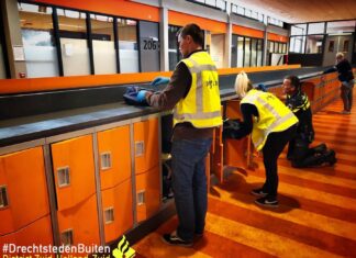 Politie controleert kluisjes op Middelbare scholen het Loket en Develstein College in Zwijndrecht op wapens, drugs, alcohol en vuurwerk