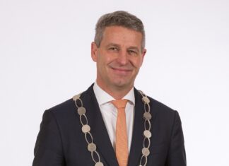 Raad Hardinxveld-Giessendam beveelt burgemeester Dirk Heijkoop aan voor herbenoeming