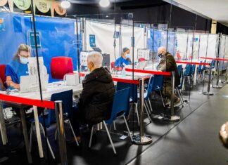 Ook Dordtenaren laten zich vaccineren in voormalige discotheek Alcazar in Puttershoek