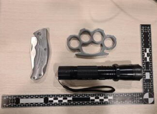 Politie neemt stroomstootwapen, mes en boksbeugel in beslag bij 11 en 14 jarige jongens in Dordrecht