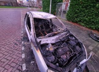 Getuigen gezocht van autobrand aan de Jacob Catsstraat in Krispijn in Dordrecht