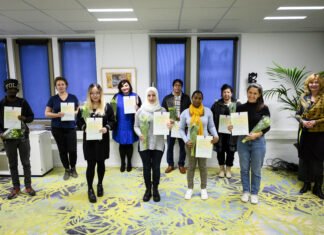 Papendrechtse statushouders ondertekenen participatieverklaring