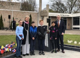 Adoptie oorlogsmonument Papendrecht overgedragen aan leerlingen van de Knotwilg, na onthulling op nieuwe plek.