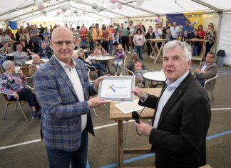 Uitreiking jubileumsubsidie handbalvereniging DES