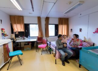 Crisisnoodopvang 170 asielzoekers aan de Marconiweg in Dordrecht