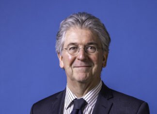 Edo Haan ( nu nog burgemeester Maassluis ) waarnemend burgemeester gemeente Zwijndrecht