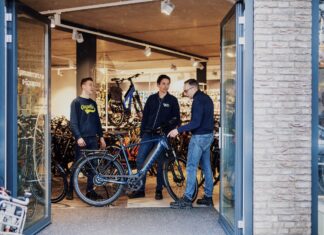 Hans en zijn team vieren feest, Tweewielercentrum ’s-Gravendeel viert 10 jarig bestaan!