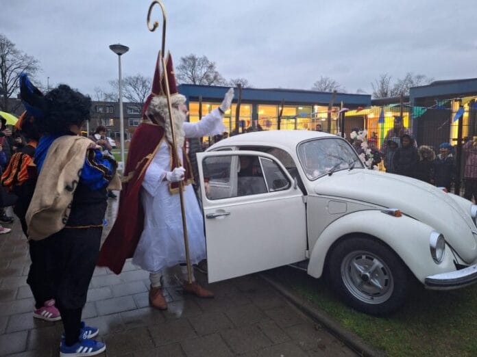 Twee oldtimers bij IKC de Wereld