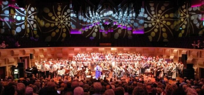 Shantykoor De Hoeksche Waard en de zusjes van Wanrooy in Concertgebouw De Doelen