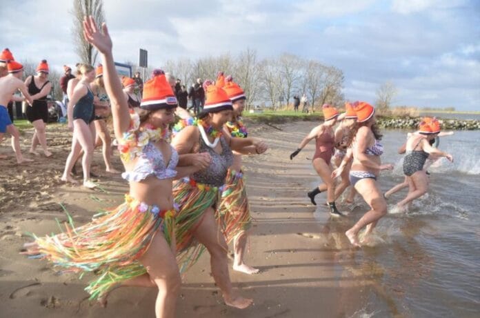 Doe mee met de Nieuwjaarsduik 2025 aan de Costa del Spui in Goudswaard