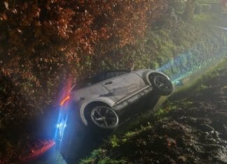 45 km-wagentje belandt in sloot aan de Wielweg in Strijen