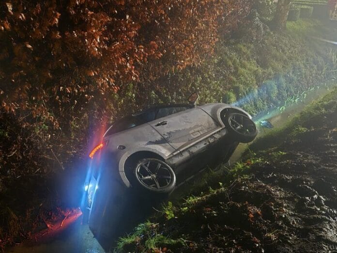 45 km-wagentje belandt in sloot aan de Wielweg in Strijen