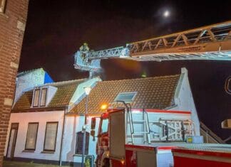 Schoorsteenbrand op Oostdijk in Oud-Beijerland snel onder controle