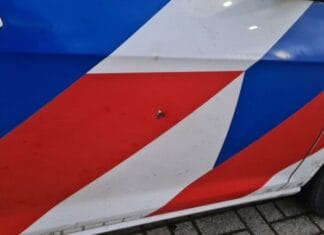 Zwaargewonde door vuurwerk in ’s-Gravendeel: politie bekogeld tijdens hulpverlening