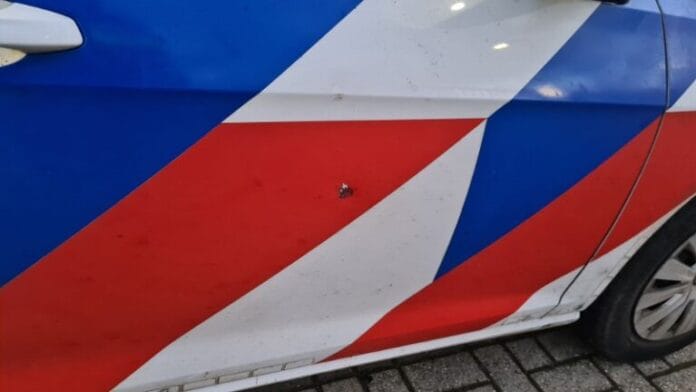 Zwaargewonde door vuurwerk in ’s-Gravendeel: politie bekogeld tijdens hulpverlening