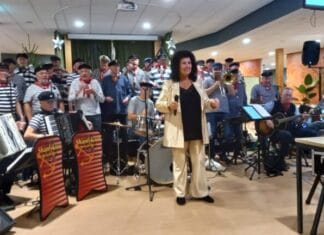 Shantykoor De Hoeksche Waard treedt op voor bewoners verzorgingshuis de Open Waard