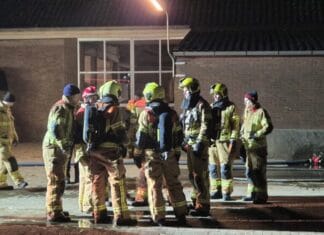 Brandweer Numansdorp houdt oefening bij boerderij aan Schuringsedijk