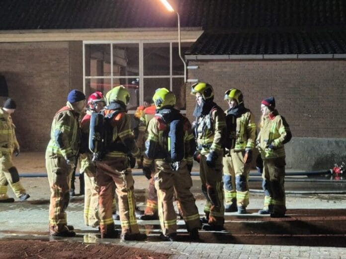 Brandweer Numansdorp houdt oefening bij boerderij aan Schuringsedijk