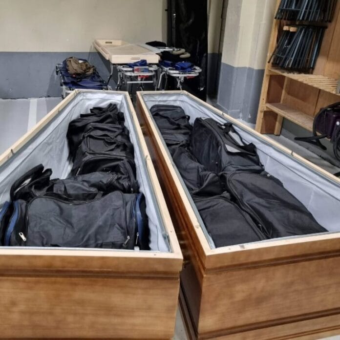 Lugubere vangst: 250 kilo cocaïne in doodskisten op de A29 bij Numansdorp