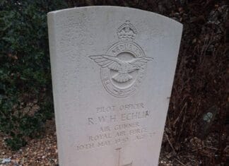 Lichtjes op oorlogsgraven in Piershil op kerstavond