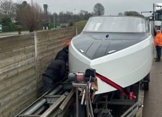 Trailer met elektrische boot vast op N217, schade snel hersteld