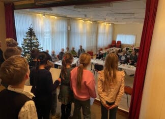 Leerlingen van CBS De Regenboog uit Heinenoord brengen kerstsfeer naar De Erve.