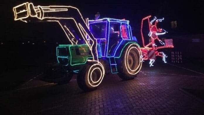 Verlichte trekkerrit langs de verzorgingshuizen in de Hoeksche Waard op zaterdag 21 december