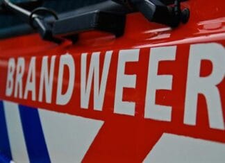 Update: Brand op dak bij sporthal de Bongerd in Klaaswaal snel onder controle