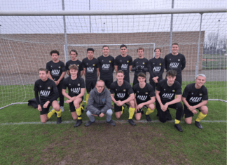 Hoeksch Nieuws sponsort nieuwe inloopshirts voor v.v. Strijen 2