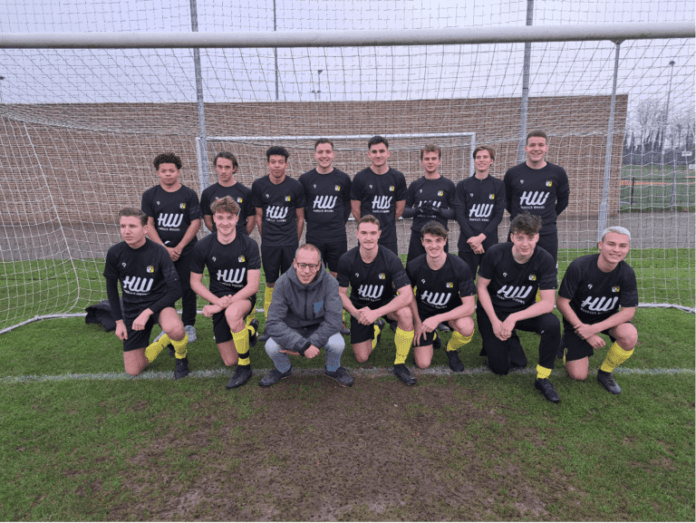 Hoeksch Nieuws sponsort nieuwe inloopshirts voor v.v. Strijen 2