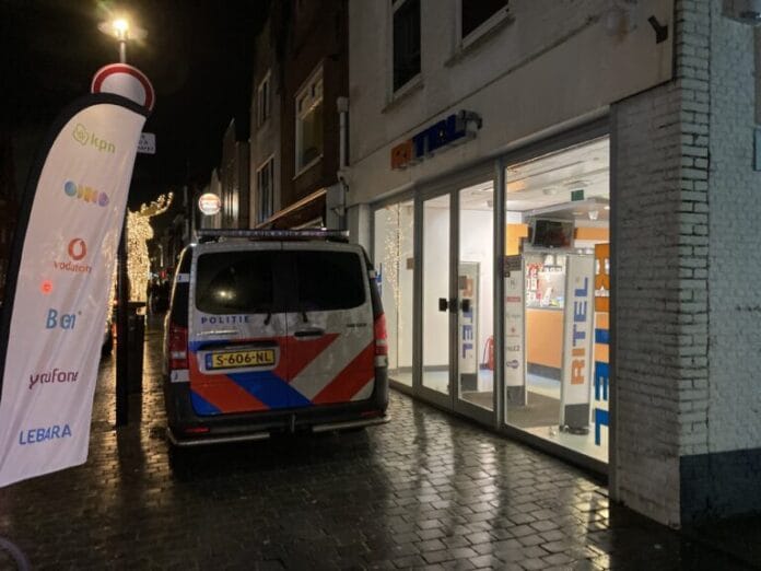 Politie zoekt verdachten van overval op Ritel in Oud-Beijerland