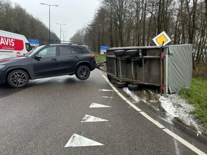Gekantelde aanhangwagen met balen speltbloem op N217 zorgt voor korte verkeersonderbreking