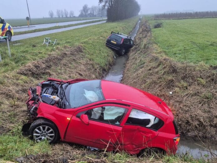 Twee auto’s in sloot na ongeval aan 1e Kruisweg in Oud-Beijerland
