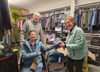 Seniorenbord ‘s-Gravendeel doneert sjaals, mutsen, kindertruitjes aan de Voedselbank Hoeksche Waard