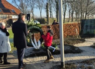 Herdenking watersnoodramp bij monument in buurtschap Schuring