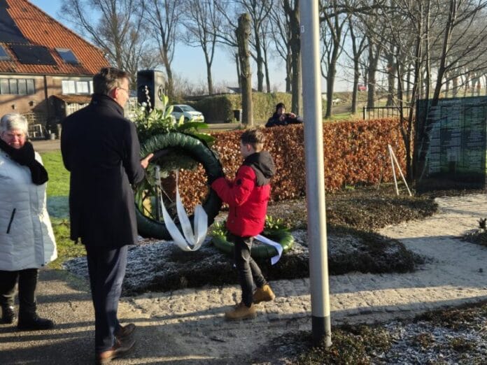 Herdenking watersnoodramp bij monument in buurtschap Schuring