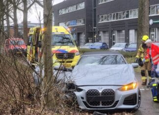 Auto botst tegen boom op Energieweg in Numansdorp, bestuurder gereanimeerd