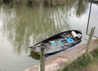 Waterschap haalt bootjes weg in het haventje van Strijensas en in de Keen bij het Spui in Strijen