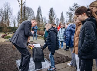 Anne Frankboom onthuld in Numansdorp